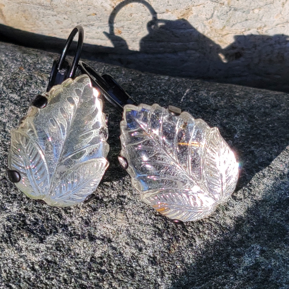 Beautiful vintage style leaf earrngs